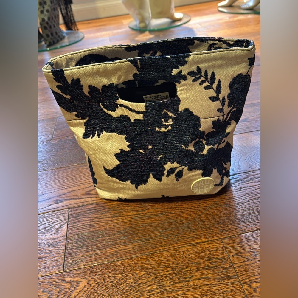 Baum und Pferdgarten Blue & White Floral Tote Bag - Lightweight Women's Carryall - Picture 5 of 11